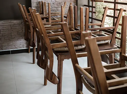 Ravintola, jossa ei ole äänenvaimennusta: Tuolit on nostettu pöytien päälle, eikä asiakkaita näy missään.