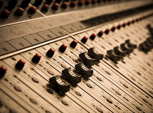 Miksauspöytä työssään äänitysstudiossa Miksauspöytä eräässä äänitysstudiossa tallentamassa musiikkia