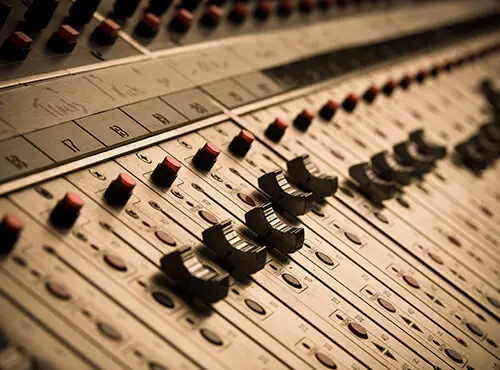 Miksauspöytä eräässä äänitysstudiossa tallentamassa musiikkia