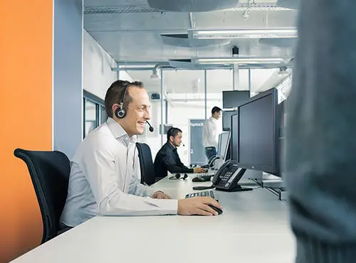 Puhelinmyyntitila tai toimisto, jossa työntekijä puhuu puhelimessa