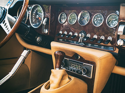 Äänieristys vanhoissa autoissa ja oldtimer-malleissa Äänieristys vähentää melua autoissa ja oldtimer-malleissa.