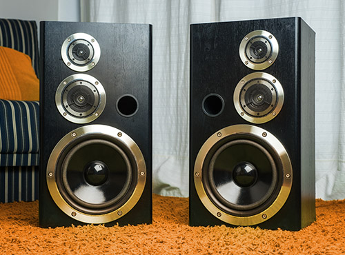 Subwooferin eristys Bassokaiuttimet ja subwoofer tuottavat voimakasta värähtelyä ja ne olisi siksi eristettävä riittävästi.
