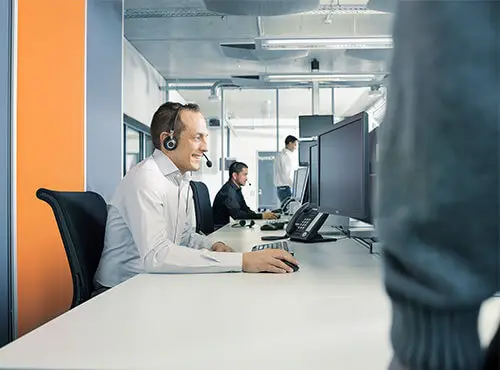 aixFOAM-suunnittelijat auttavat puhelimitse löytämään parhaan mahdollisen äänenvaimennuksen teollisuushalliin tai korjaamoon.