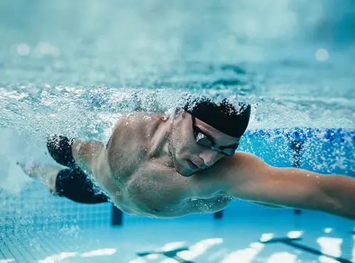 Uimahallin äänieristys parantaa urheilijoiden ja tavallisten uimareiden kokemaa huoneakustiikkaa.