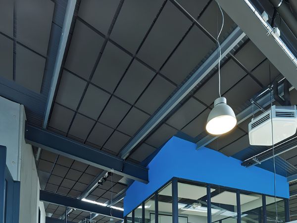 Äänenvaimennin STICKY-järjestelmällä teollisuushallissa